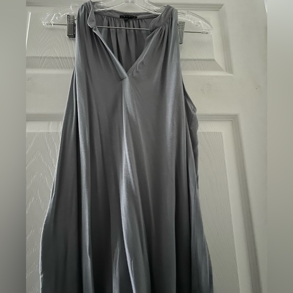 $5 DONATING FRIDAY —- Grey theory tank vneck long shirt blouse size medium - Picture 2 of 4
